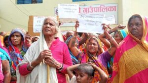 भत्ता नदिएको भन्दै ज्येष्ठ नागरिकले लगाए गाउँपालिकामा ताला