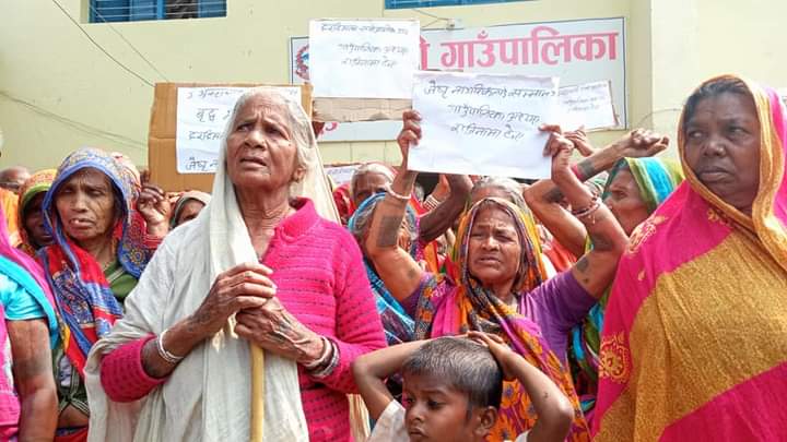 भत्ता नदिएको भन्दै ज्येष्ठ नागरिकले लगाए गाउँपालिकामा ताला