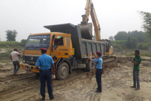 अवैध उत्खननमा प्रयोग गर्ने १३ सवारीसाधन प्रसासन नियन्त्रणमा