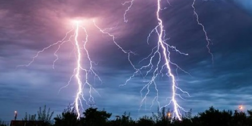 सर्लाहीमा चट्याङ्ग लागेर कुखुरा फर्मममा आगलागी १२ सय कुखुरा जलेर मरे, १० लाखको क्षति