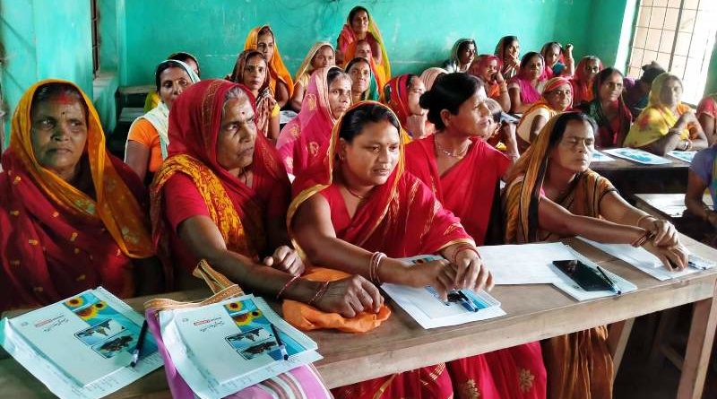 धनुषाको लक्ष्मीनियाँमा: महिलालाई आधुनिक पशुपालन तथा उपचार तालिम दिदै