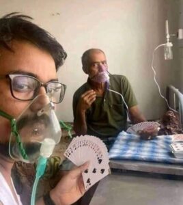 कोरोना बिरामीले तास खेलेको फोटो भाइरल- मृत्यु आफ्नै नजिक छ तर अनुहारमा कुनै डर देखिदैन