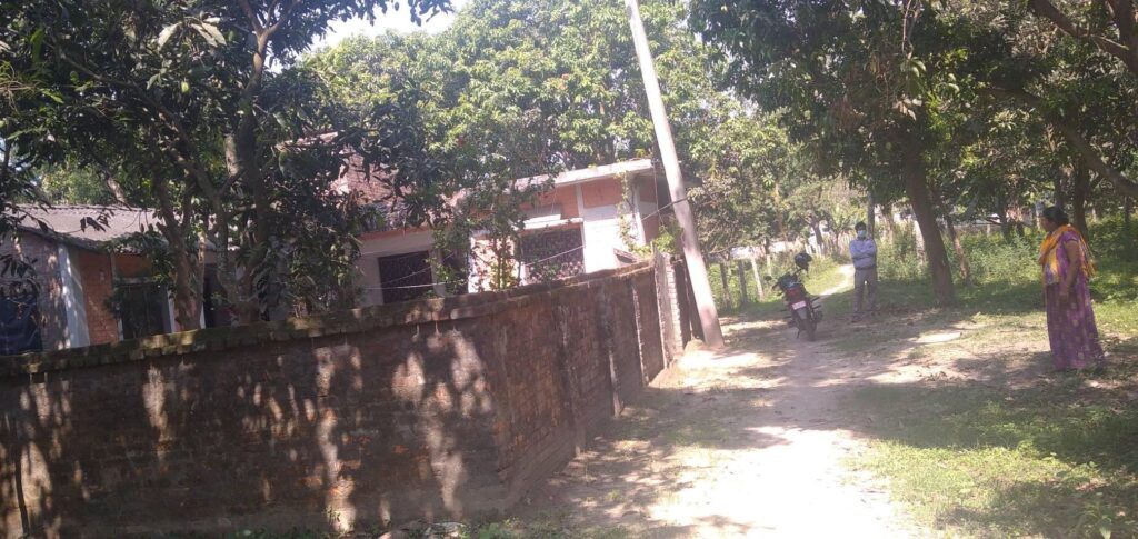 बाटो अभाबमा रुमलिएको बस्तीमा सास्ती भोग्दै जनता