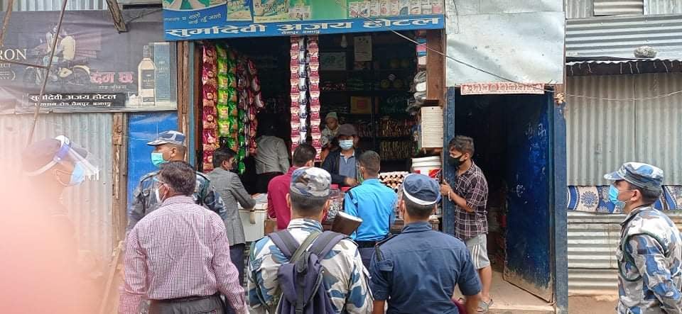 काेभिड १९ काेरना भाईरसले देश अाक्रान्त भएको समयमा खाद्यान्न देखि दैनिक उपभाेग्य सामाग्रीहरुमा बजारको अवस्था के कस्तो रहेकाे छ भन्ने बिषयमा अाज अनुगमन गरिएको हाे । अनुगमन बझाङ जिल्लाकाे सदरमुकाम चैनपुर बजारमा खाद्यान्न बस्तुकाे र अन्य उपभाेग्य सामाग्रीहरुकाे मृल्यबृदी गरेको जनगुनासाे र म्याद गएका सामाग्री विक्रि बितरण गरेको भन्दै बजारमा रहेका विभिन्न ठुला साना पसलमा अनुगमन गरिएको जिल्ला प्रशासन कार्यालयले जानकारी दिएकाे हाे । बजारमा साहयक प्रमुख जिल्ला अधिकारी बिष्णु प्रशाद सुवेदीकाे नेतृत्वमा विभिन्न निकायले अनुगमन गर्दै लाखौंको म्याद गएकाे सामाग्री कवजामा लिएकाे र मृल्य बृद्वि गरेर बेचविखन गरेकाे पाईएमा कडा भन्दा कडा कार्वाही गरिने साहयक प्रमुख जिल्ला अधिकारी सुवेदीले बताए । अनुगम टाेलीले न्यू मल्ल स्टाेरवाट स्वयविन ३० पाकेट कुरकुरे १ पेटी रुवेश सपलायर्स बाट निला कुमारी थापा बिष्टकाे पशल बाट माउन्टेन विम ८ पिस मिरिन्डा सानाे ६ पिस ठुलाे ४ पिस सनपापडी १ डिव्वा ,छुर्पी ८ पाकेट यसैगरी सुर्मा किराना पशल,एडी किराना पशल,धाैलदेव तरकारी तथा किराना पशल लगाएत धेरै स्थान बाट अनुगम गर्दै लाखौंको सामाग्री नियन्त्रणमा लिएर नष्ट गरिएकाे बताएकाे छ । कोरोना महामारीका बीच दैनिक उपभोग्य वस्तुमा मनाेमानि तरिकाले मूल्य वृद्धि गरि कालाे बजारि गरेमा कानुनि कारबाही गरिने प्रमुख जिल्ला अधिकारी सुवेदीले बताए ।