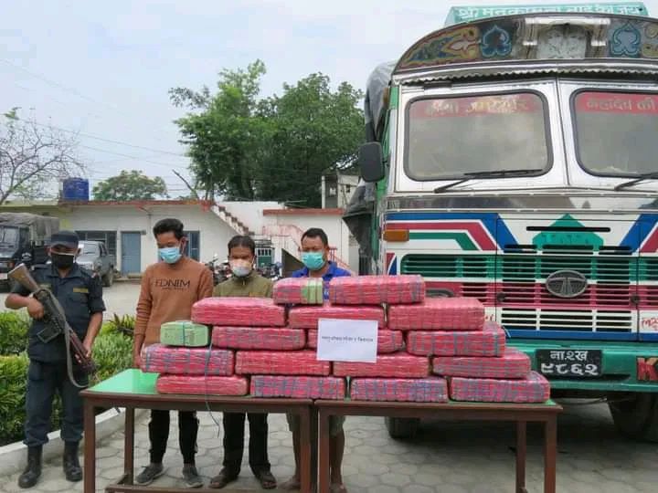भारि मात्रा १ क्विन्टल गाँजासहित ३ जना प्रहरी गिरफ्तमा