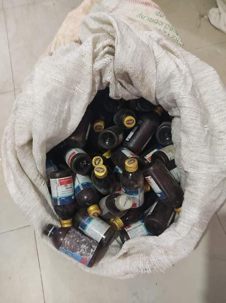 ८८ बोत्तल Wincirex लागु औषध सहित एक पुरुष र एक महिला प्रहरी नियन्त्रणमा