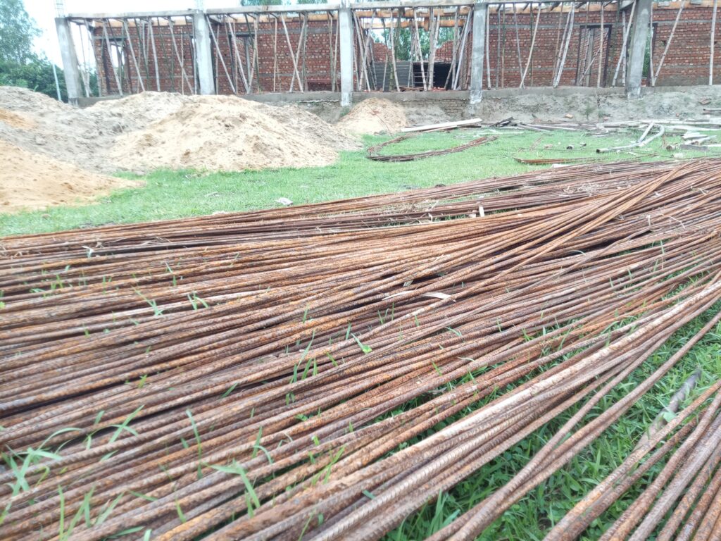 गौशालामा ७० लाख लागतमा निर्माण भइरहेको विद्यालयमा गुणस्तरहीन सामग्री प्रयोग