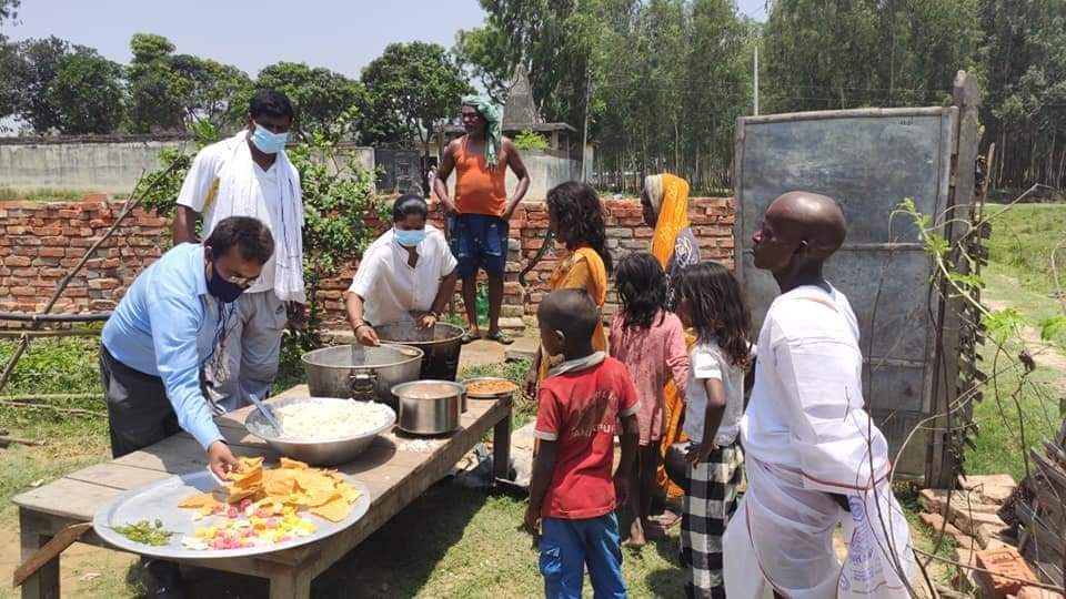जनकपुरको जमिरियादेवी धर्मशालामा निषेधाज्ञा अवधिभर वडाअध्यक्ष साहद्धारा निःशुल्क खानाको व्यवस्था