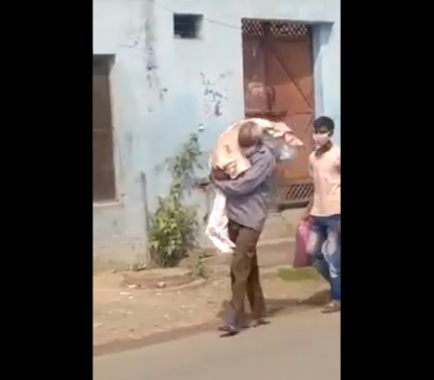 काँधमा छोरीको शव बोकेर चिहान खोज्दै बाबु: गरिबीको मार