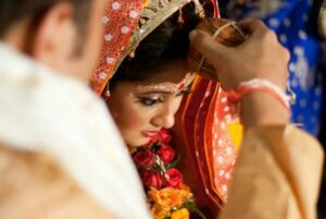 प्रेमीले आत्महत्या गरेपछि गाउँलेले जबरजस्ती लाशको हातबाट प्रेमिकाको सिउँदोमा सिन्दूर हालिदिए