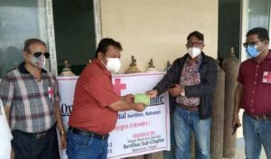 सिलेन्डरमा अक्सिजन भरेर अस्पताललाई सहयोग