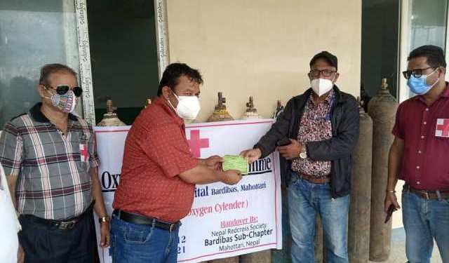 सिलेन्डरमा अक्सिजन भरेर अस्पताललाई सहयोग