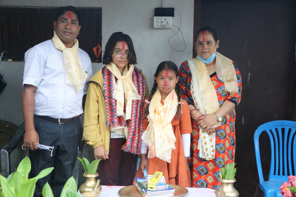 प्रधानाध्यापक दाहालले लिए टुहुरी बालिकाको अभिभावकत्व