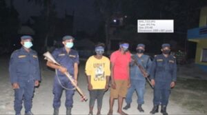 सर्लाहीमा सवारीसाधनलाई रोकी लुटपाट गर्ने दुईजना हातहतियारसहित प्रहरी फन्दामा