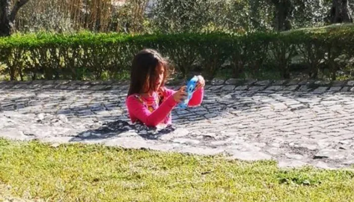 फोटो ए’डिट गरिएको होइन, बालिका सडकमा भा’सिएकी पनि होइनन्, के हो वास्तविकता