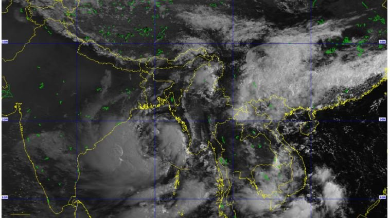 काठमाडौँ, जेठ १० गते । पूर्वीमध्य बंगालको खाडीमा रहेको न्यून–चापीय क्षेत्र आज सोमबार चक्रवातमा परिणत भई मंगलबारसम्म अति शक्तिशाली चक्रवातमा परिणत हुने देखिएकोले त्यसको प्रभाव नेपालमा पर्न सक्ने जल तथा मौसम विज्ञान विभाग, मौसम पूर्वानुमान महाशाखाले जनाएको छ । उक्त चक्रवातको असर नेपालको केही भू–भागमा पर्ने सम्भावना रहेकाले हिमाली भेगमा हिमपात समेत हुने भएकाले आवश्यक सतर्कता अपनाउन महाशाखाले अनुरोध गरेको छ ।आगामी तीन दिनसम्म पहाडी भू–भागमा आंशिकदेखि सामान्य बदली र तराईका भू–भागमा आंशिक बदली हुने सम्भावना रहेको पनि महाशाखाले जनाएको छ । प्रदेश १ का पहाडी भू–भागका केही स्थान र बाँकी प्रदेशका पहाडी भू–भागका एक दुइ स्थानमा मेघगर्जन र चट्याङ्गसहित हल्का वर्षाको सम्भावना रहेको छ ।हाल प्रदेश नं १ र प्रदेश नं २ का साथै देशका पहाडी भू–भागमा आंशिक देखि सामान्य बदली रहने महाशाखाले जनाएको छ । आज दिउँसो ः पहाडी भू–भागमा आंशिकदेखि सामान्य बदली र तराईका भू–भागमा आंशिक बदली रहने सम्भावना रहेको छ ।रातीः प्रदेश १, बाग्मती, तथा प्रदेश २ मा सामान्य बदली र बाकी भू–भागमा आंशिक बदली रहने छ । प्रदेश नं १, बाग्मती प्रदेश र गण्डकी प्रदेशका पहाडी भू–भागका एक दुइ स्थानमा मेघगर्जन र चट्याङ्गसहित हल्का वर्षाको सम्भावना रहेको छ ।त्यस्तै, गण्डकी, बागमती र प्रदेश १ का उच्च हिमाली र पहाडी भू–भागका केहि स्थानहरुमा हल्का देखि मध्यम हिमपात र वर्षाको सम्भावना छ । आगामी २४ घण्टामा देशका पहाडी भू–भागका केही स्थानहरुमा मेघगर्जन र चट्याङ्गसहित हल्का वर्षाको सम्भावना रहेको महाशाखाले जनाएको छ ।