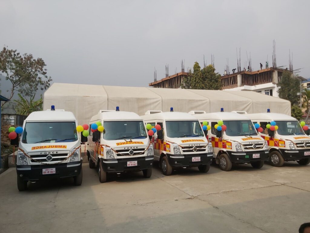 नियम नहुदा अटो एम्बुलेन्स पनि बिरामी छाडेर यात्रु ओसार्दै