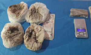 खैरो हेरोइन कारोबार गर्ने एक युवतीसहित ३ जना प्रहरी नियन्त्रणमा