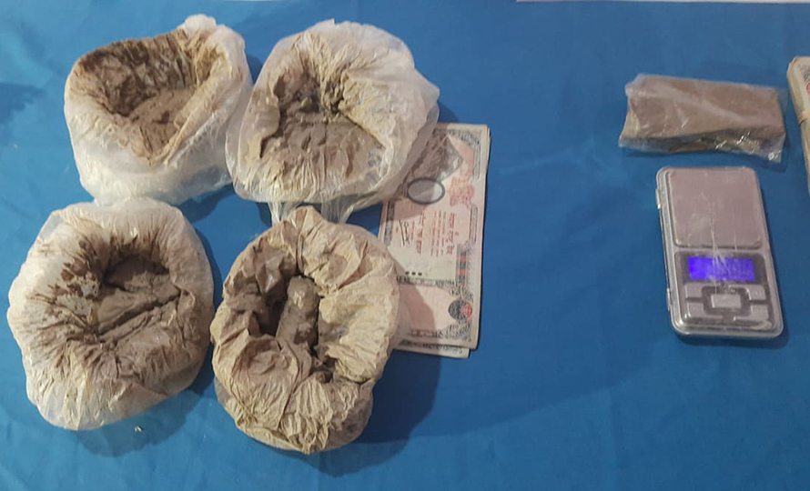 खैरो हेरोइन कारोबार गर्ने एक युवतीसहित ३ जना प्रहरी नियन्त्रणमा