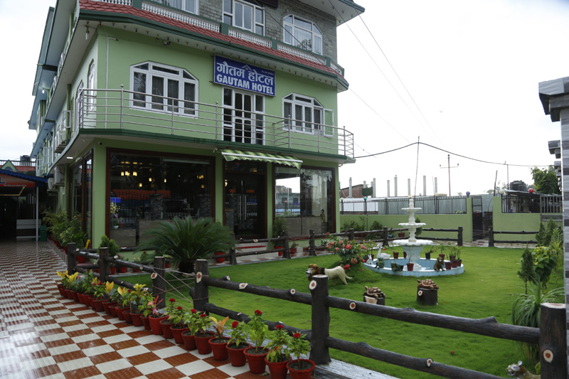 महोतरीको वर्दिवास स्थित गौतम होटेलमा आगलागि हुँदा लाखौंको क्षति