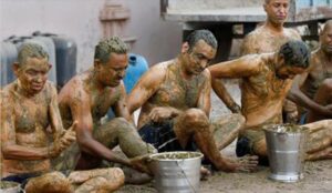 कोरोनाको त्रास: गाईको गोबर र पिशाबले नुहाउदै भारतीय नागरिक