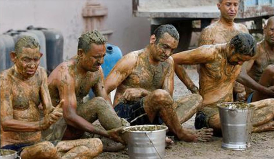 कोरोनाको त्रास: गाईको गोबर र पिशाबले नुहाउदै भारतीय नागरिक