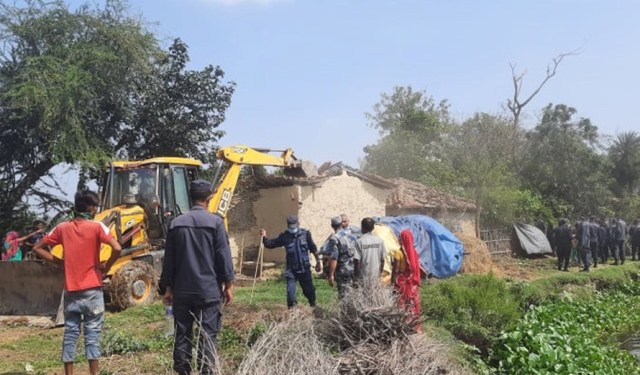 जनकपुरमा जग्गा अतिक्रमण गरी बनाइएका घर-टहरामा चल्यो डोजर