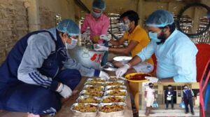 मनकारी युवाहरुले धनुषा र महोत्तरीका भोकाहरुलाई खाना खुवाउँदै