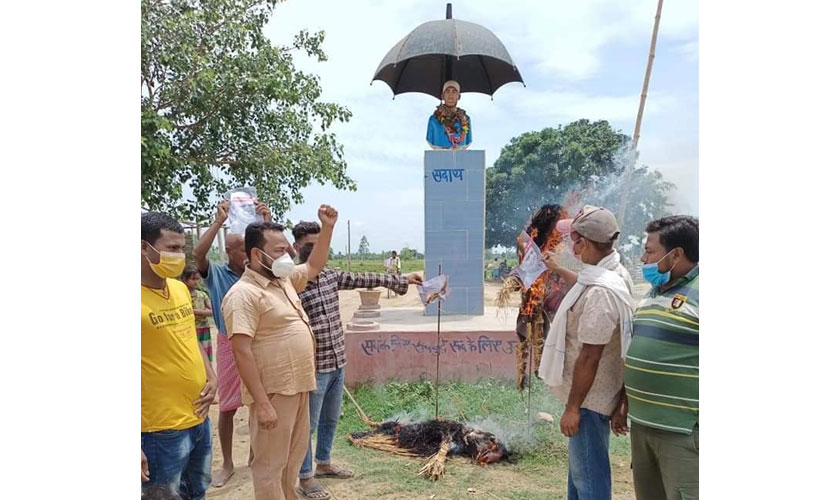 जसपा कार्यकर्ताद्वारा ठाकुर र ओलीको पुत्ला जलाइयो