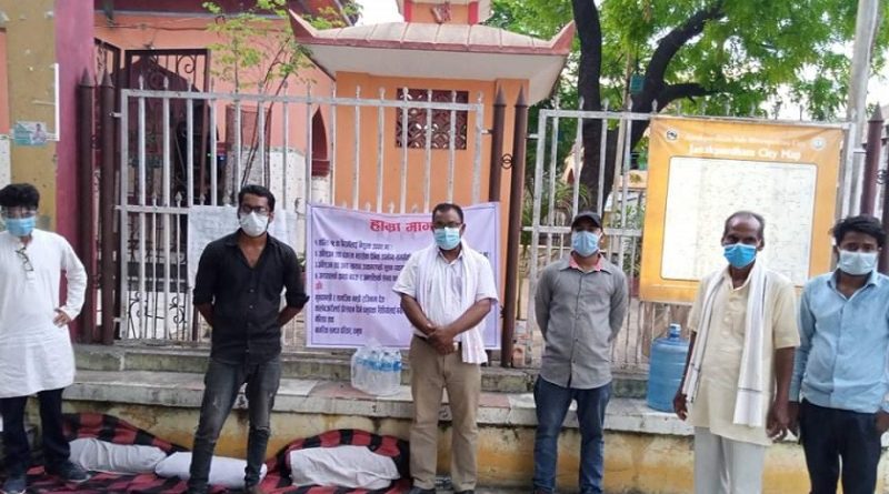 प्रदेश २ सरकारविरुद्ध रिले अनसन: कोरोना संक्रमितको ‘निशुल्क’ मा उपचार नेविसंघको माग