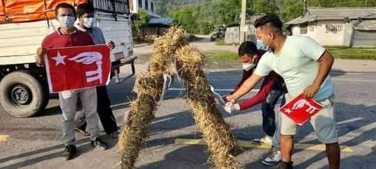 वाईसीएलद्वारा राष्ट्रपति र प्रधानमन्त्रीको पुत्ला दहन