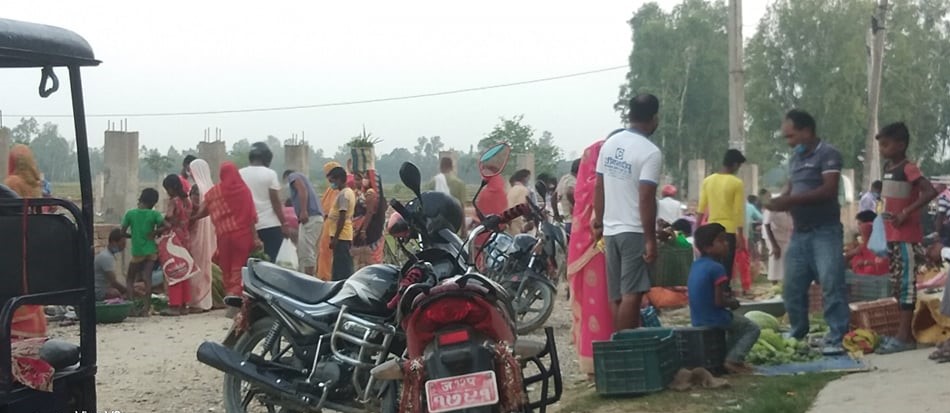 धनुषाको लक्ष्मीनिया बजारमा निशेधाज्ञाको धजिया उड्दै- स्थानीय निकाय मौन(फोटो पिचर)