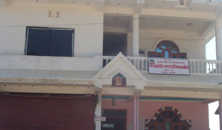 सप्तरीमा सङ्क्रमितका घरघरमा स्वास्थ्य सामाग्री