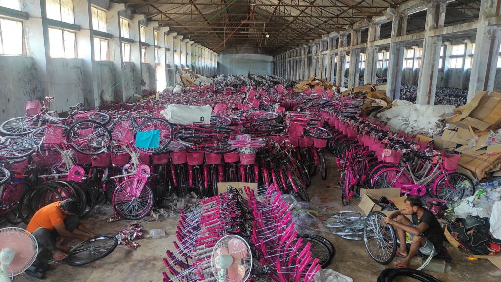 प्रदेश-२ सरकार: अक्सिजनको जोहो गर्नुपर्ने समय साइकल बितरण र विकास निर्माणमा केन्द्रित: के होला त् मधेश लाइ?