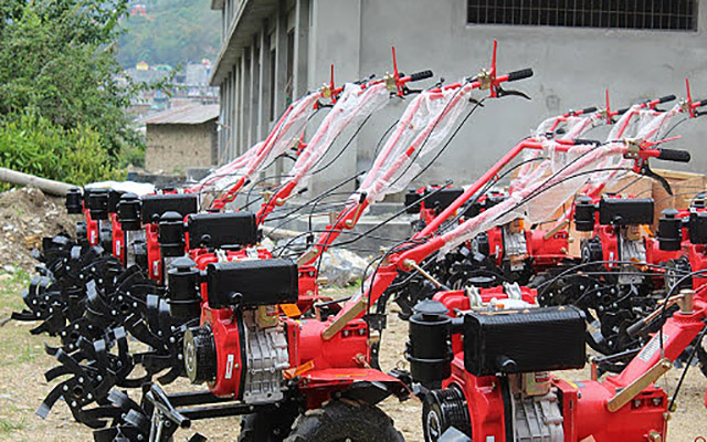 पाँचखालका किसानहरुलाई हाते ट्र्याक्टर वितरण