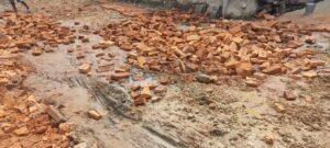 महोत्तरीमा: आशा दिने सरकारको असारे विकास हिलाम्य सडकको ढलान गर्दै