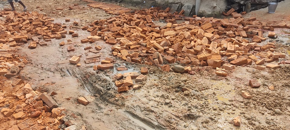 महोत्तरीमा: आशा दिने सरकारको असारे विकास हिलाम्य सडकको ढलान गर्दै