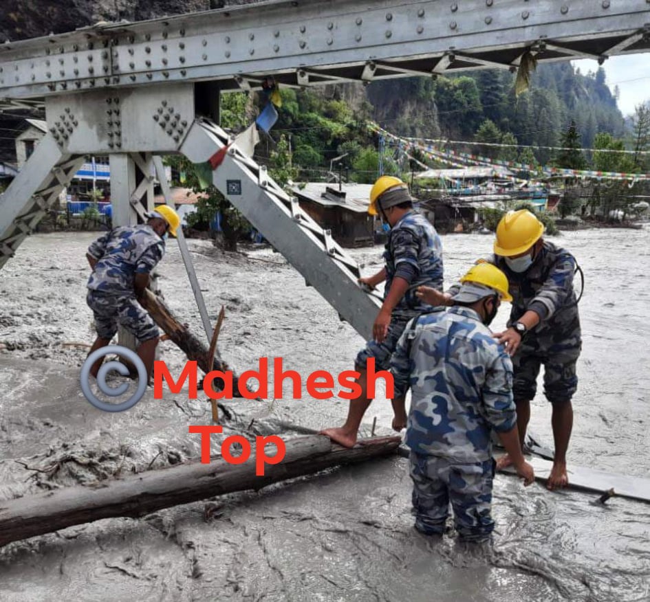 मनाङमा पक्की पुल जोगाउँदै सशस्त्र प्रहरी (केहि तस्बिर)