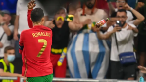 समर्थकले रोनाल्डोलाई कोका-कोला बोतलले हानेपछि...?