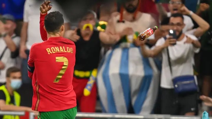 समर्थकले रोनाल्डोलाई कोका-कोला बोतलले हानेपछि...?