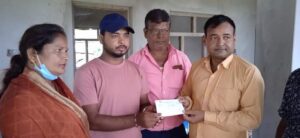 स्व.कृष्ण बहादुर यादव को परिवारलाई प्रदेश -२ सरकार द्वारा पाच लाख रुपैयाँ सहयोग