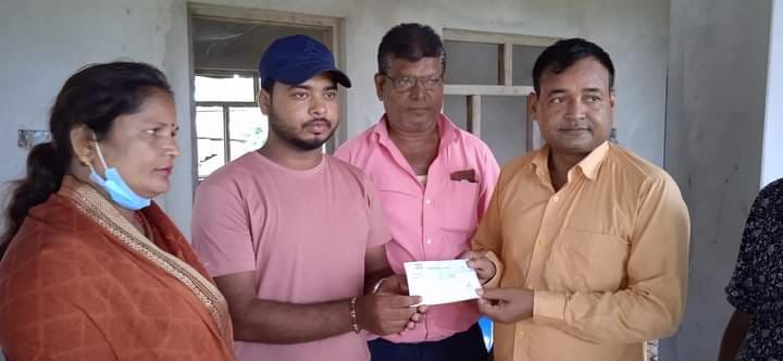 स्व.कृष्ण बहादुर यादव को परिवारलाई प्रदेश -२ सरकार द्वारा पाच लाख रुपैयाँ सहयोग