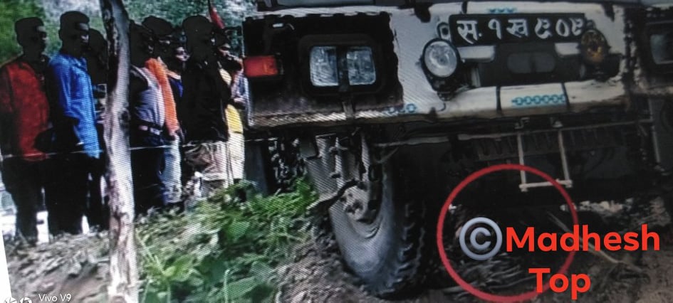 धनुषामा आफै चलाएको टिपरले किचिएको अवस्थामा चालक, घटना शंकास्पद