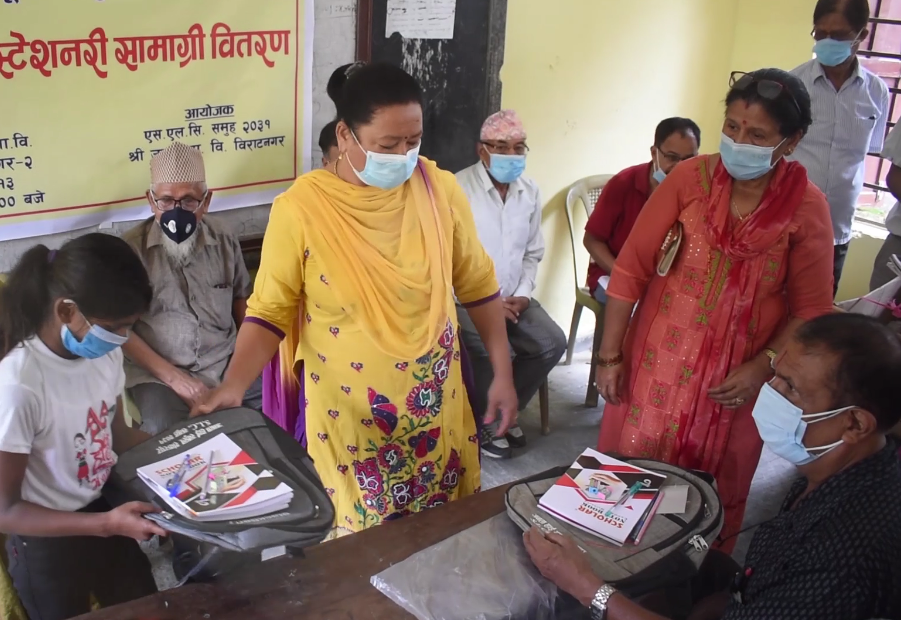 विराटनगरको जनता मा.विका विद्यार्थीलाई शैक्षिक सामाग्री वितरण