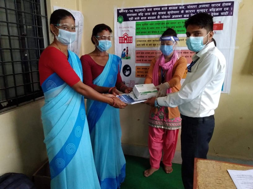 ५५५८ महिला स्वास्थ्य स्वयंमसेविका स्वास्थ्य सामाग्री सहित समुदायमा सेवा प्रवाह गर्दै