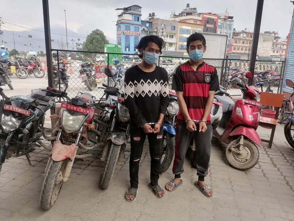 मोटरसाइकल चोरी गरेको आरोपमा कोटेश्वरबाट बीरगञ्जको दुई युवा पक्राउ परेका छन्