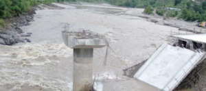 बाढीले निर्माणधिन पुल बगायो