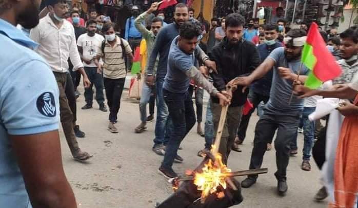 पाँच विद्यार्थी संगठनले जनकपुरमा जलाए प्रधानमन्त्री ओलीको पुतला