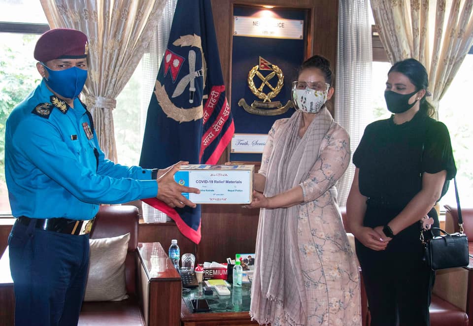 मनीषा कोइरालाद्वारा नेपाल प्रहरीलाई स्वास्थ्य सामग्री सहयोग