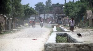 रौतहटको हजमिनियामा ४ वर्षमा पनि बन्न सकेन पक्की सडक, डुबान र धुलोको पिडा स्थानीय